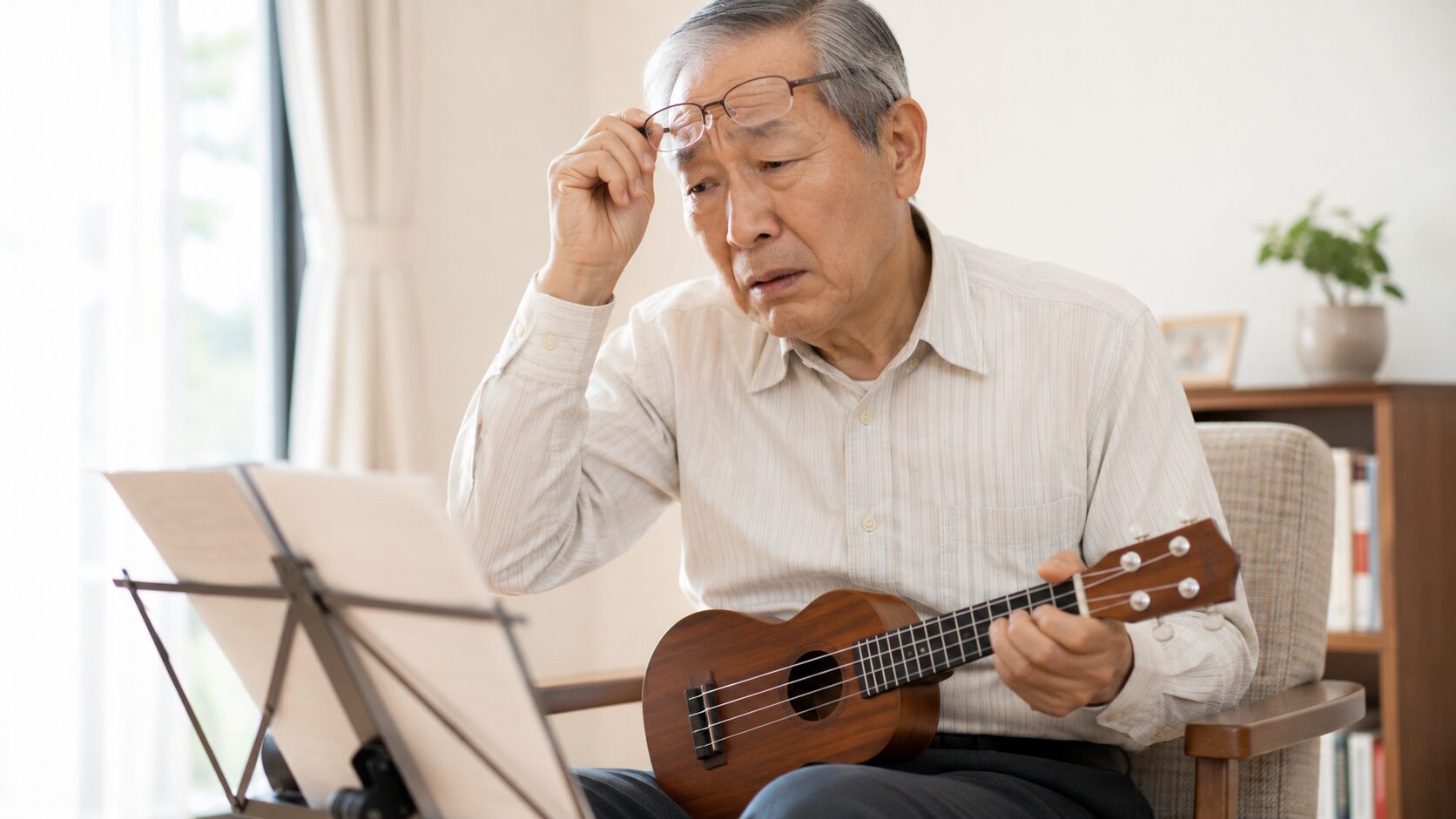 ウクレレを手にした老眼世代の男性が楽譜が見えず困っている様子